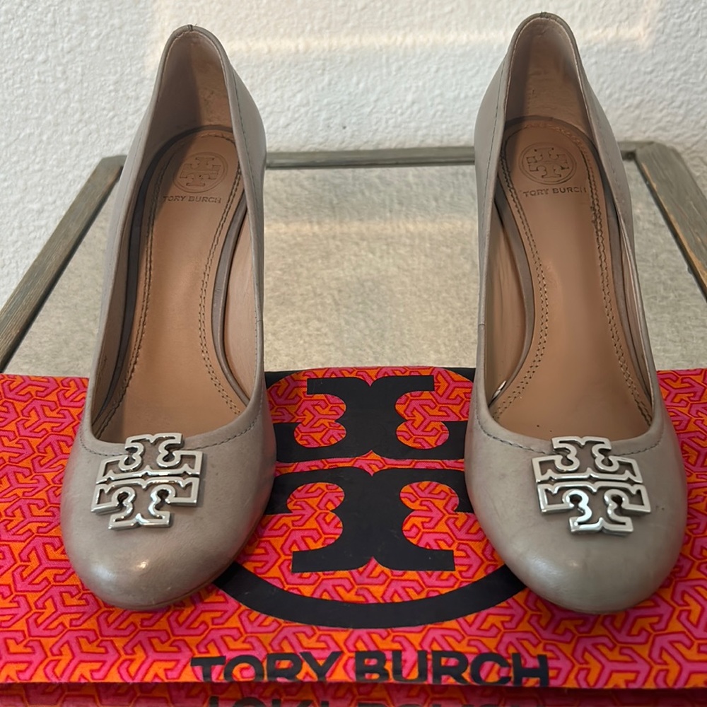Tory Burch- grey leather round toe heel w/silver metal double T logo.